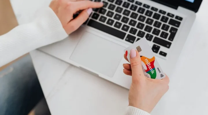 WooCommerce VAT UAE setup: online shopper with a credit card at a laptop