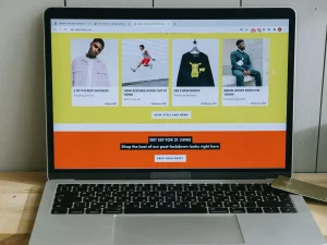 لپتاپ با صفحه یک فروشگاه آنلاین؛ تصویری برای معرفی ووکامرس چیست