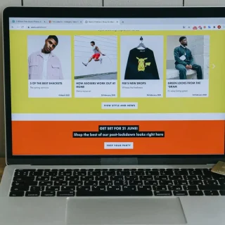 لپتاپ با صفحه یک فروشگاه آنلاین؛ تصویری برای معرفی ووکامرس چیست